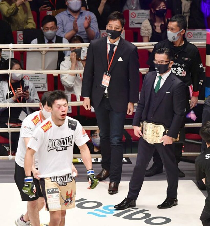  表彰のためリングに上がった藤川球児氏(奥左)