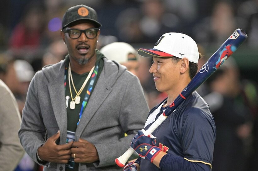 吉田正尚（右）とアダム・ジョーンズ