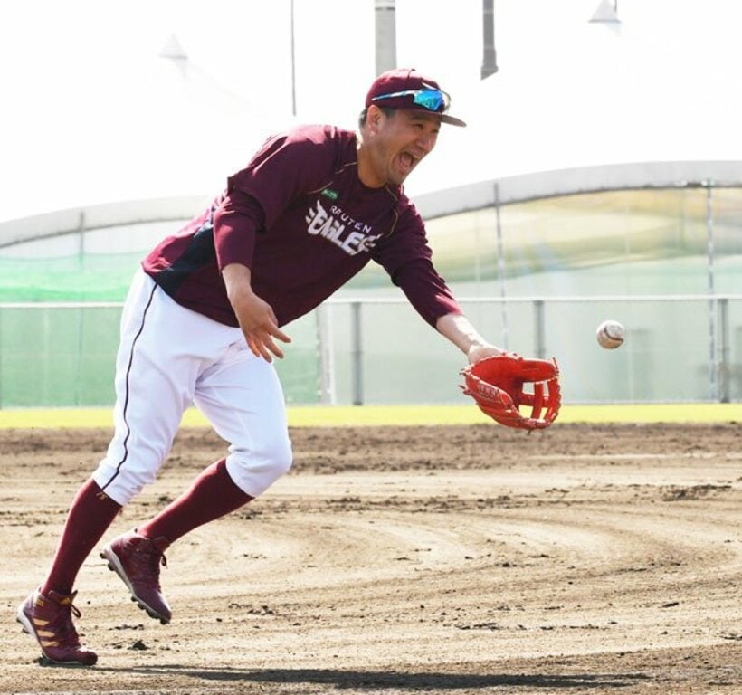  笑いながら守備練習をこなす楽天・田中将
