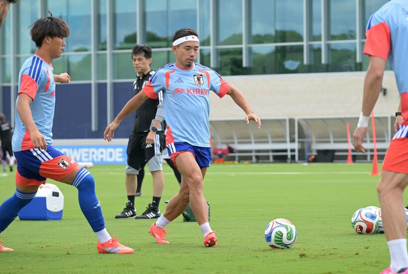 全体練習を行った長友ら日本代表