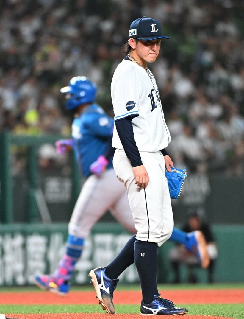 ４回、レイエス（左）に２ランを打たれた西武・隅田