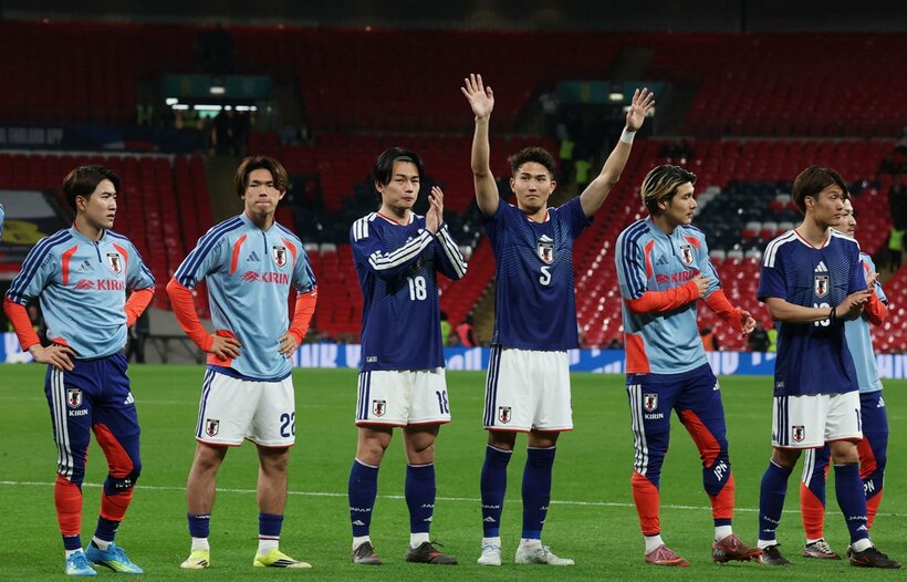 勝利に喜ぶ日本代表