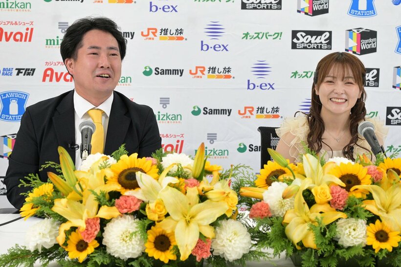 なつぽい（右）の会見に同席した岡田太郎社長