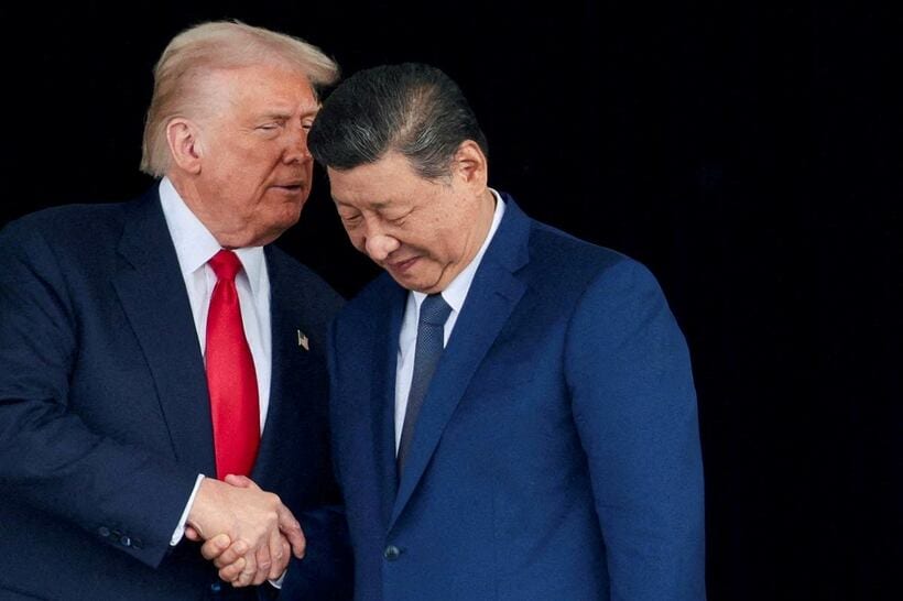 習近平国家主席に何かをささやくトランプ大統領（ロイター）