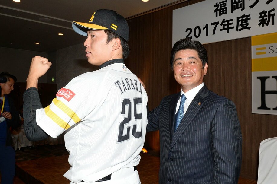 ソフトバンクでは背番号２５を選んだ田中正義(左)。右は工藤前監督（２０１６年１１月）