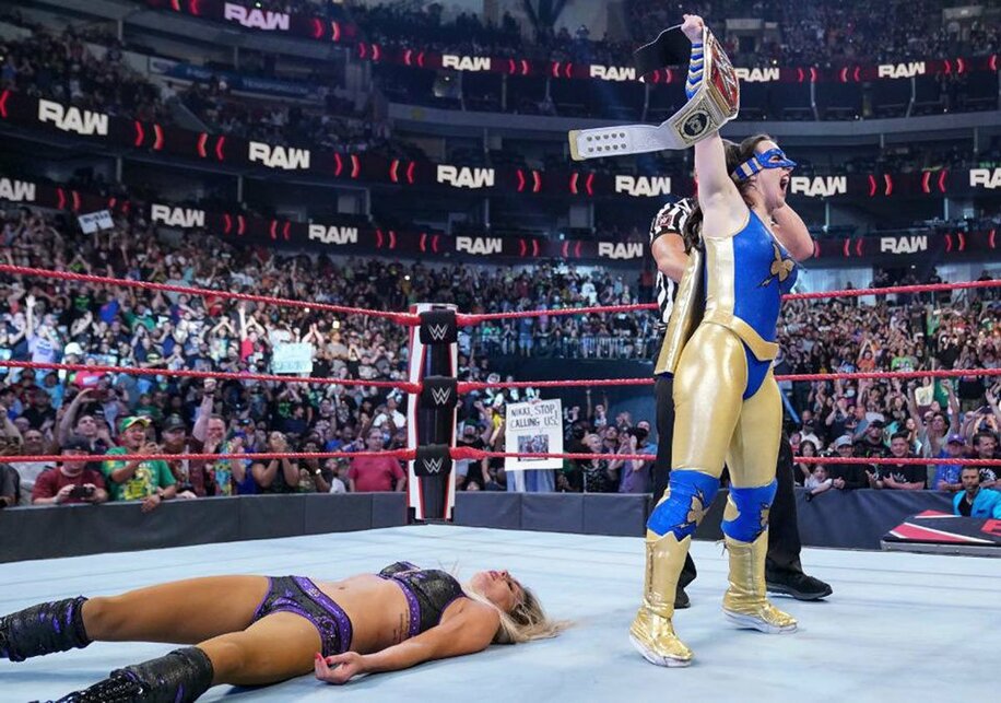  ニッキー・アッシュ（右）がシャーロット・フレアーを破りロウ女子王座を奪取(©2021 WWE, Inc. All Rights Reserved.)