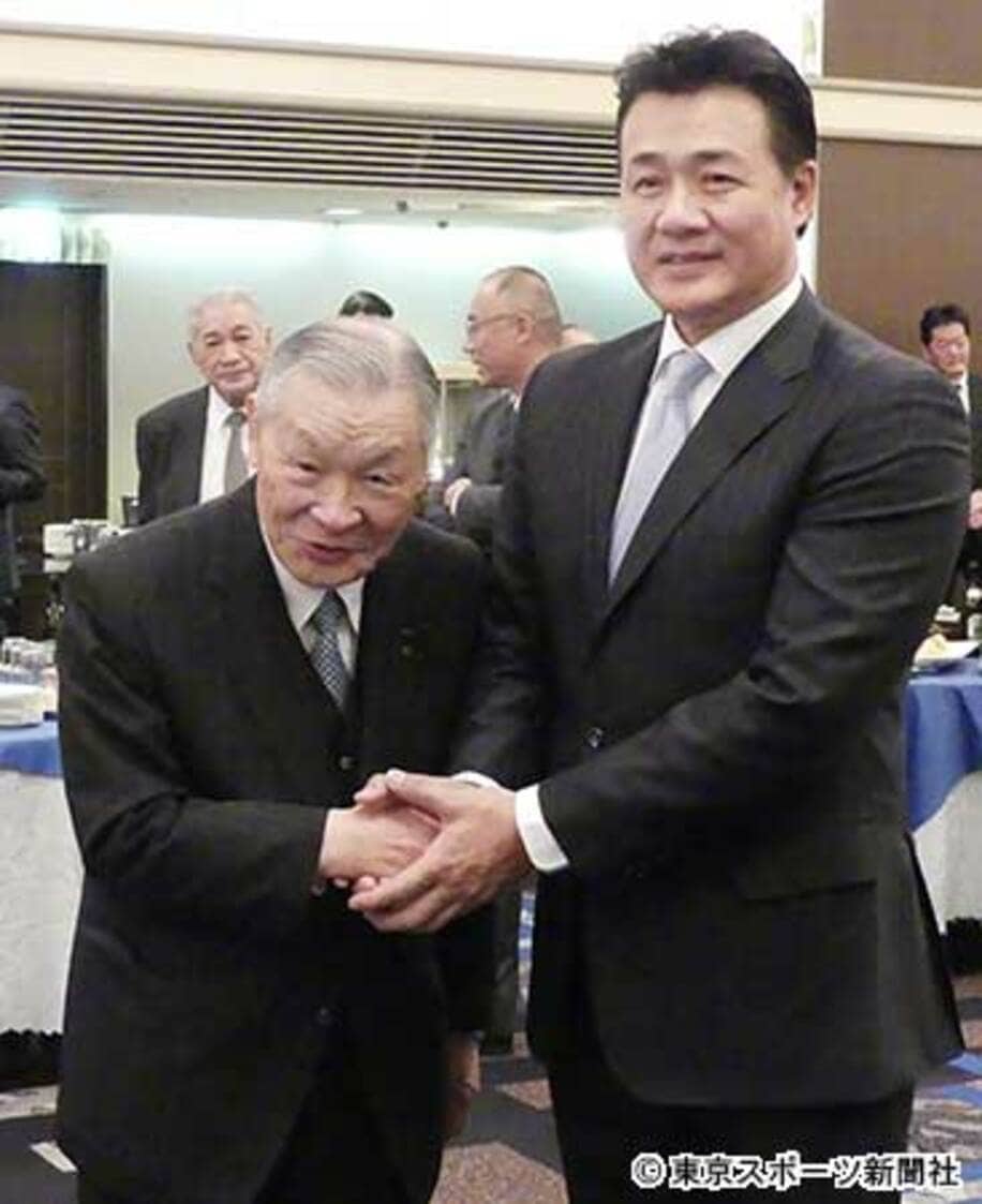  白井オーナー（左）と握手を交わす与田監督