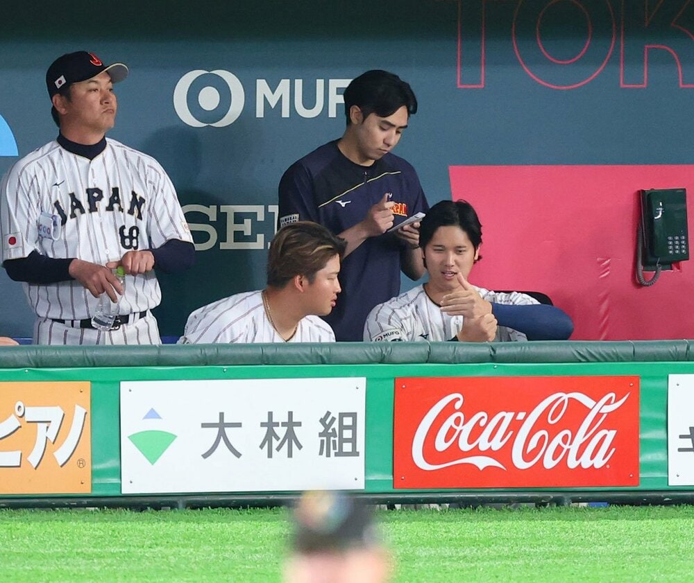 WBC1次ラウンドのベンチで、村上宗隆(手前左)にアドバイスする大谷翔平