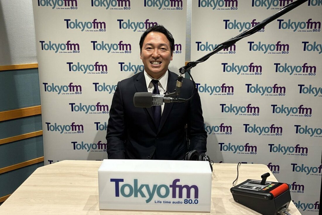 ラジオ収録後に写真撮影に応じた前巨人・長野久義氏