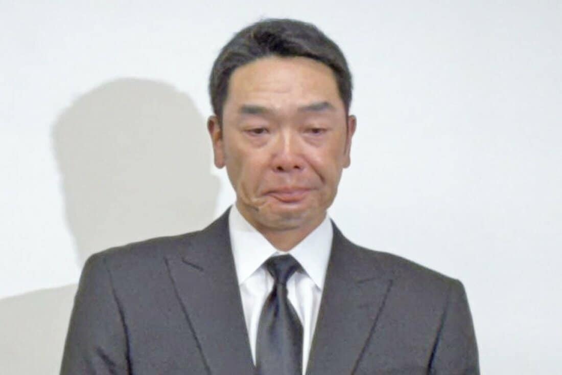 辞任会見で涙をこらえる巨人前監督・阿部慎之助氏