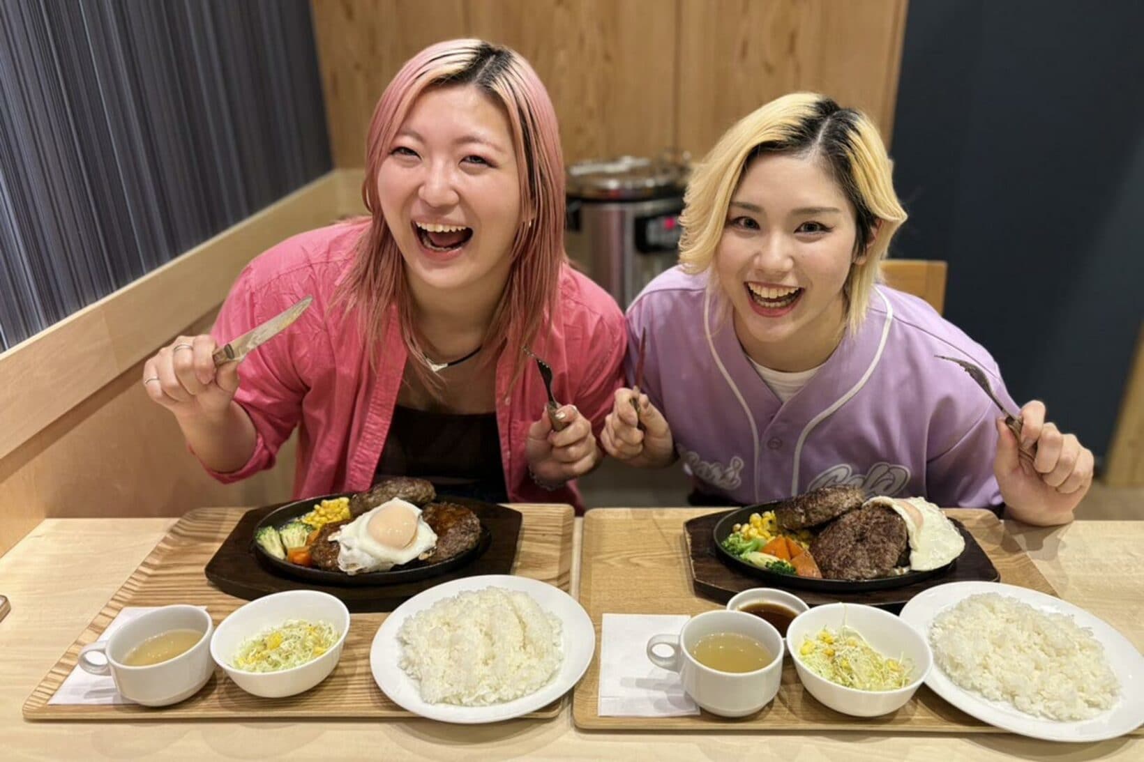 ハンバーグでパワーをつける後藤智香（左）と天麗皇希