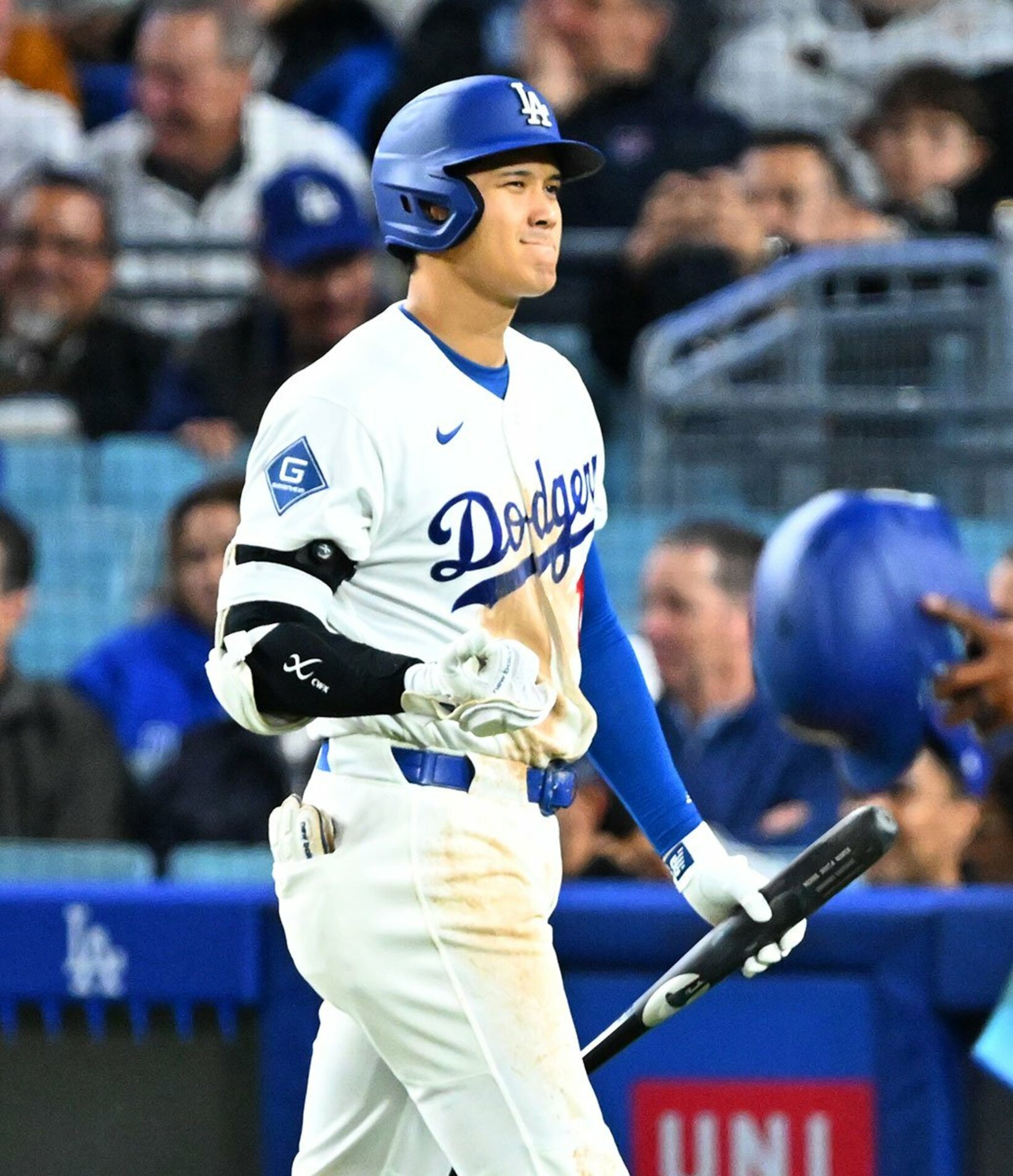 ８回のチャンスで三振に倒れ、右手首を気にする大谷