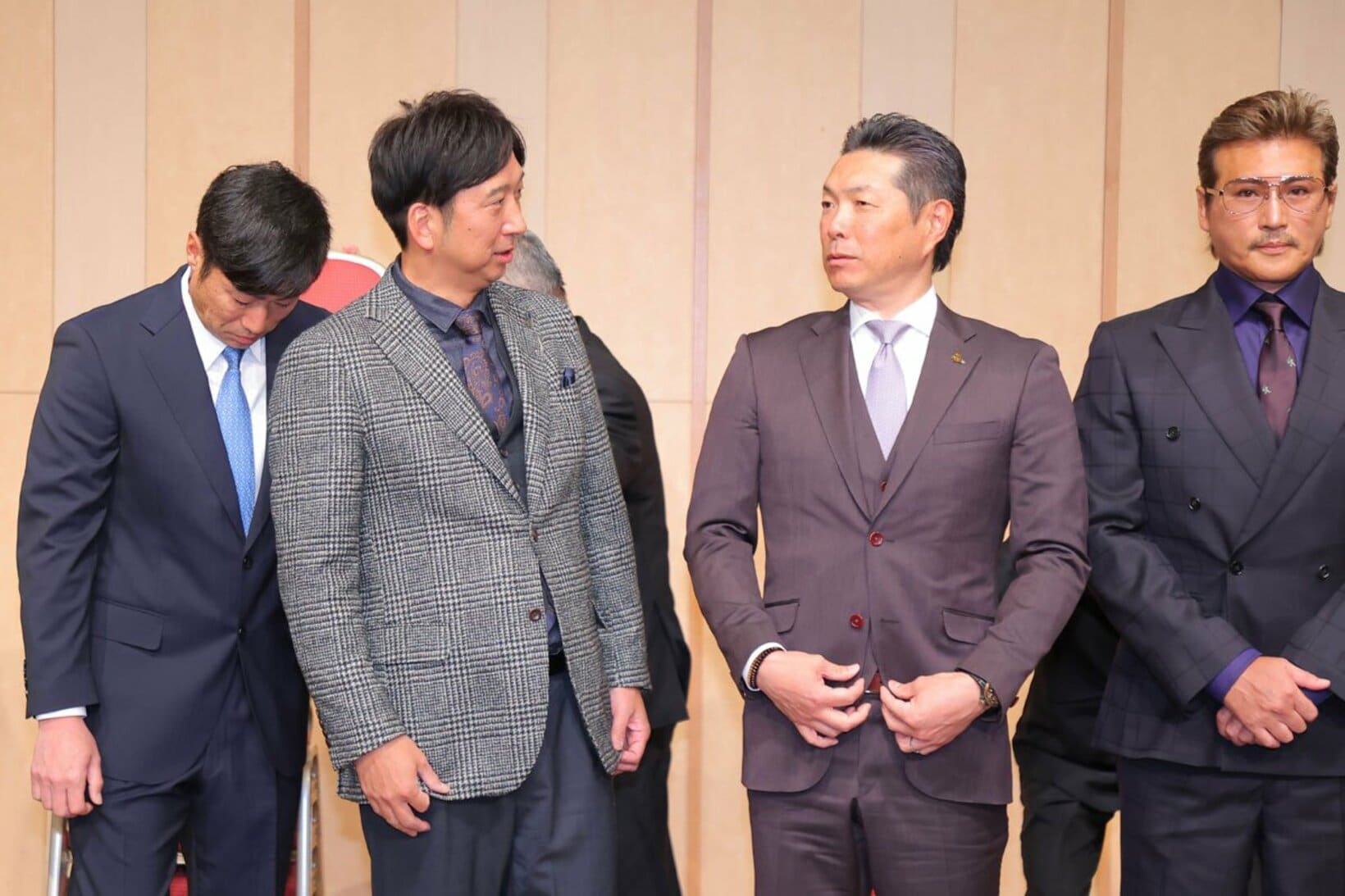 今年１月の12球団監督会議で、阪神・藤川監督(中央左)と話すソフトバンク・小久保監督