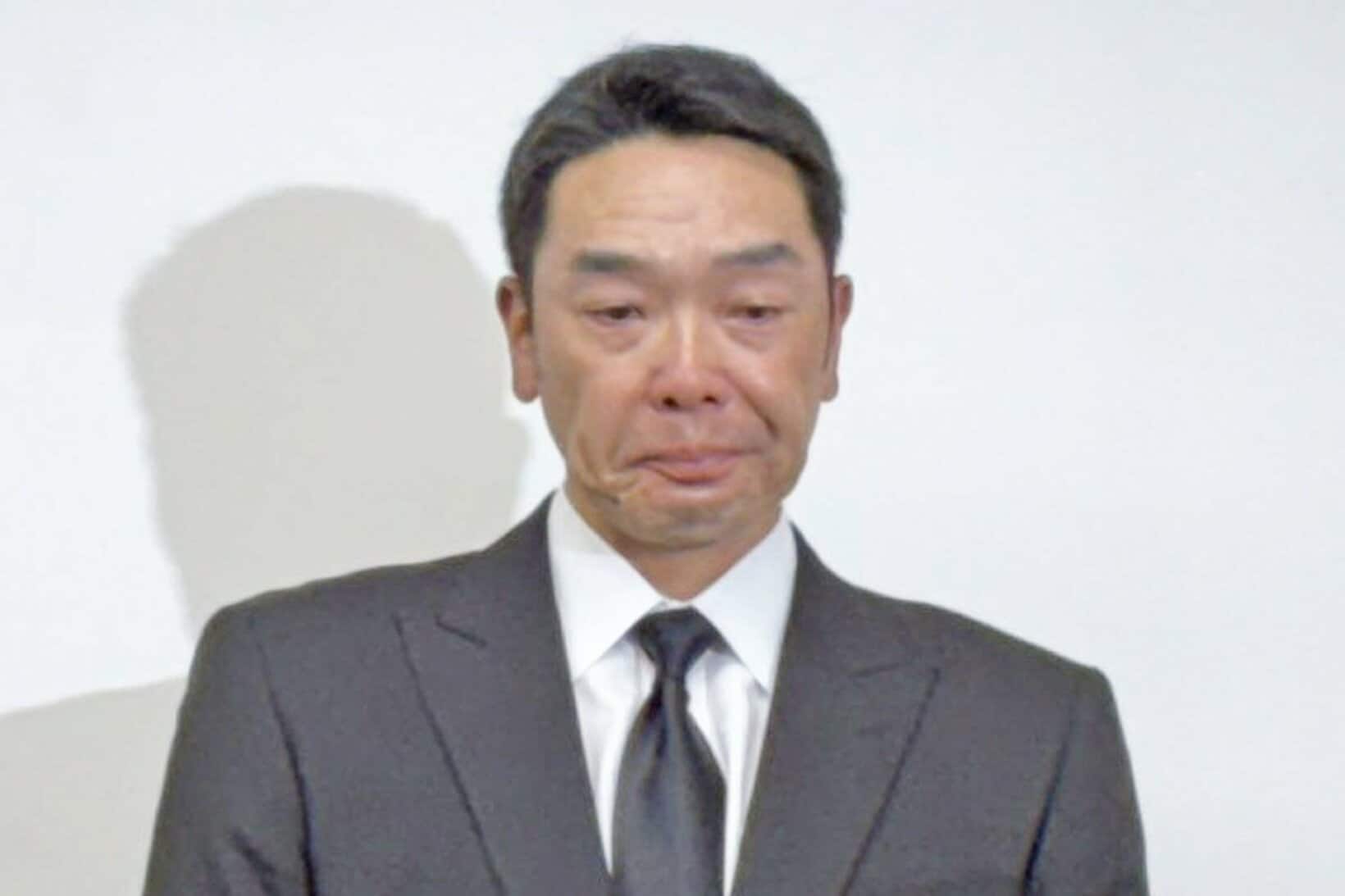 辞任会見で涙をこらえる巨人前監督・阿部慎之助氏
