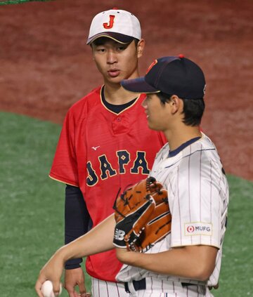 前回大会で大谷翔平（手前）と会話する高橋宏斗
