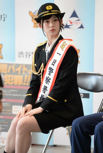写真：井本彩花が一日警察署長に 痴漢被害に防犯アプリ推奨