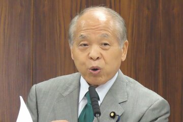 参院法務委員会で質疑する鈴木宗男議員