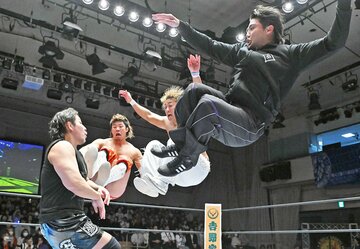 高橋裕二郎(左)に海野翔太、上村優也とドロップキックを放つ武知海青(右)