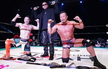  蝶野（中）が防衛に成功した桜庭（左）と杉浦を祝福