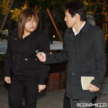 本紙記者の直撃に答える世Ⅳ虎（左）