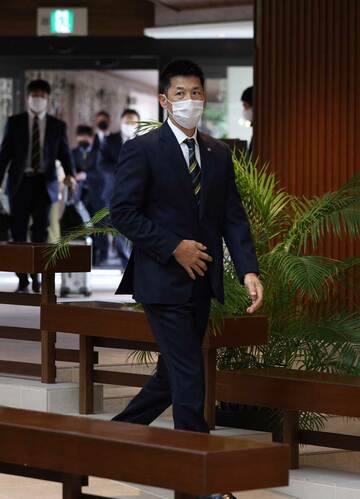  沖縄キャンプの宿舎に到着した阪神・矢野監督（球団提供）