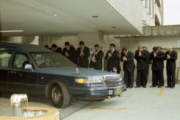 ジャイアント馬場さんの出棺を見送る選手たち（１９９９年２月）