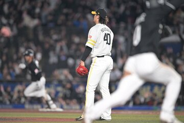 ９回二死二、三塁から、ロッテ・藤原恭大(左)にサヨナラタイムリーを浴びて呆然とするソフトバンク・杉山一樹(中)