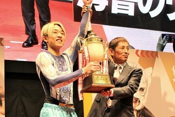 今村豊さん(右)からトロフィーを受け取った島川海輝