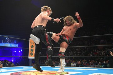 SHO（左）を蹴り上げる内藤哲也