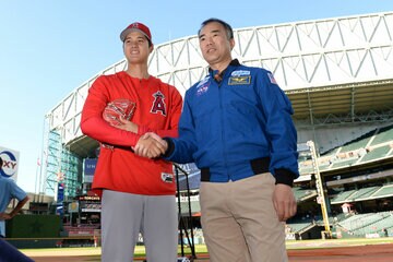 野口聡一氏（右）と大谷翔平（２０１８年）
