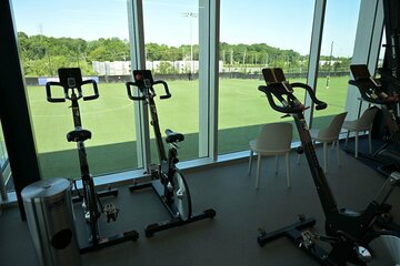 ピッチの見える場所に置かれたトレーニングバイク