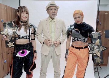  ロッシー小川ＥＰ(中)とゴッデズ王者のジュリア(右)と朱里