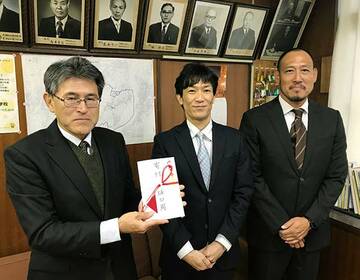  左から平本秀次校長、坂口周、龍田真陸上部顧問