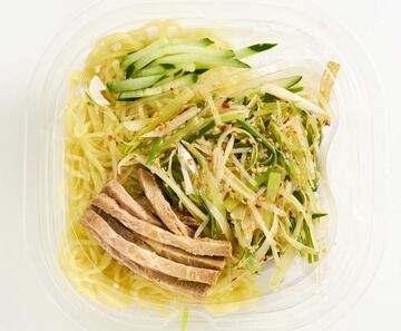 セブン「にんにく塩ダレの冷しねぎまぜ麺」