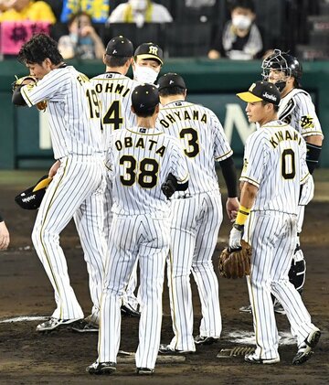  ５日の巨人戦、５回途中で降板した藤浪晋太郎（左）