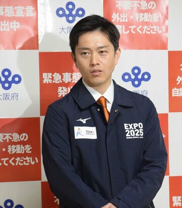  取材に応じる吉村知事