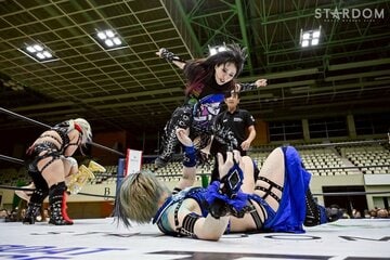 試合後、安納サオリを踏み付ける上谷沙弥（©スターダム）