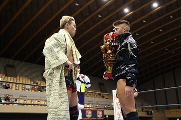  ザック（右）と対峙するオカダ・カズチカ