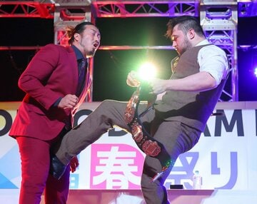 フォトセッション中に辻陽太(左)の急所を蹴りつけるカラム・ニューマン