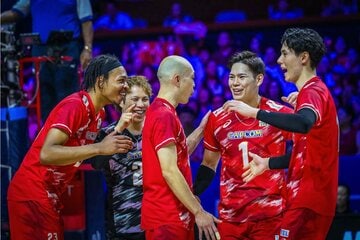 輪をつくる西田有志（右から2番目）、高橋藍（右端）ら
