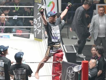 観客に復活勝利をアピールする太田忍.