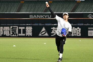 キャッチボールする上沢直之