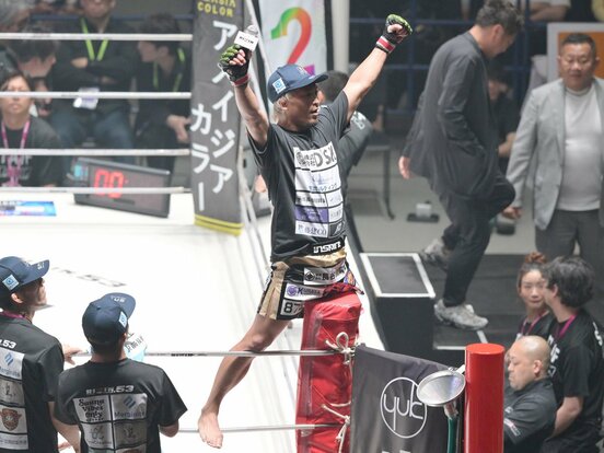 観客に復活勝利をアピールする太田忍.