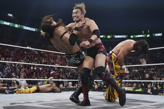 オカダ・カズチカ（中央）のレインメーカーが竹下幸之介に誤爆©All Elite Wrestling