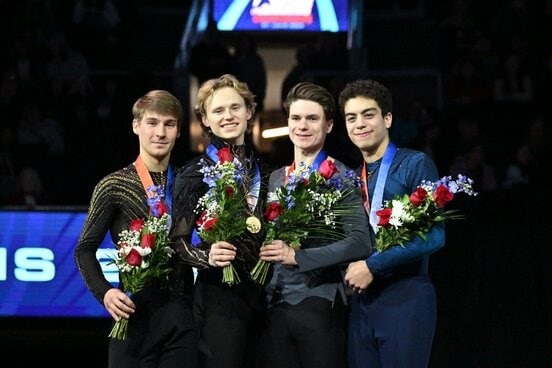 左から２位のアンドルー・トルガシェフ、優勝のイリア・マリニン、３位のマキシム・ナウモフ、４位のジェイコブ・サンチェス（ロイター）