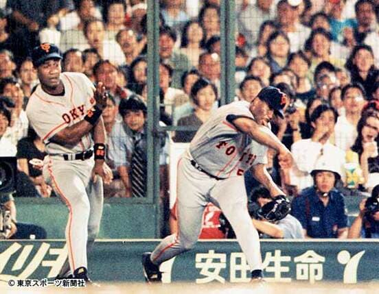  ベンチ前から審判に向かって剛速球を投げつけるガルベス。左はダンカン（９８年７月３１日）