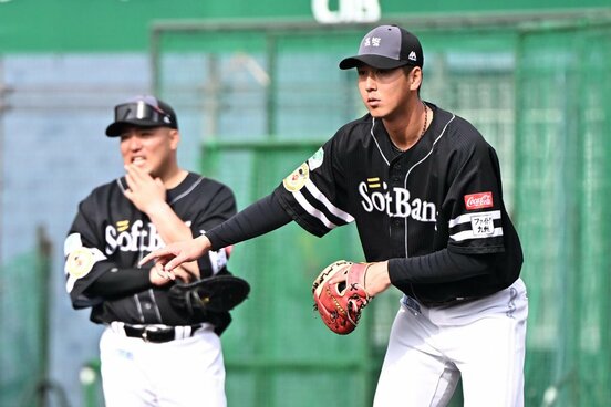 山川穂高と秋広優人（右）