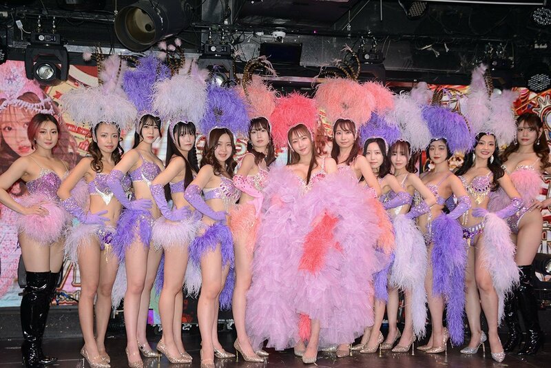 ガールズたちと記念撮影したてんちむ