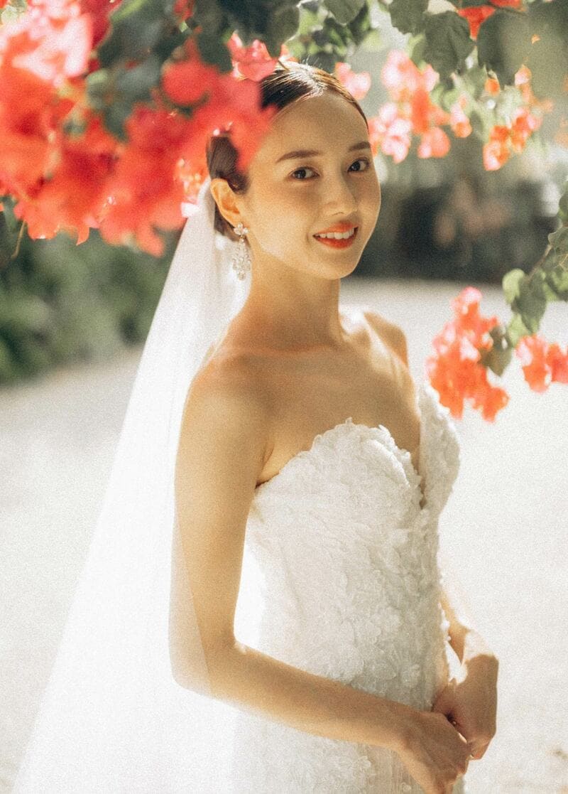 ハワイで挙式をあげた浜﨑アナ(提供写真)