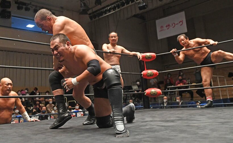  藤波（右）の目前で阿部を関節技で捕える藤原（左から２人目＝東スポWeb）